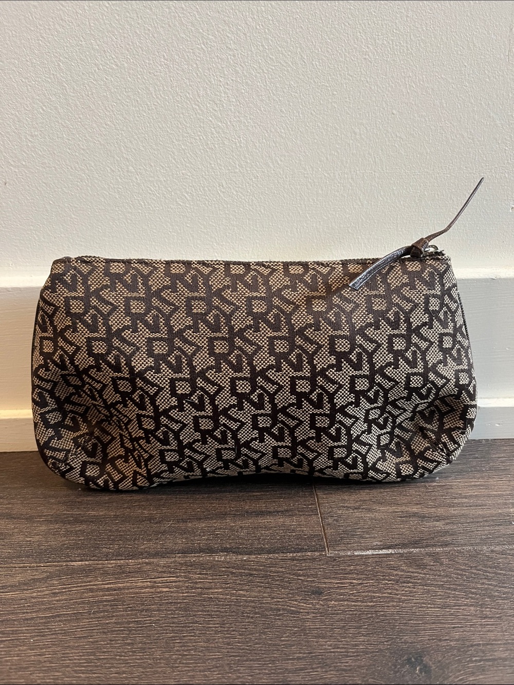 Y2K Dkny Brown & Cream Monogram Wristlet Clutch, like new - Picture 2 of 8